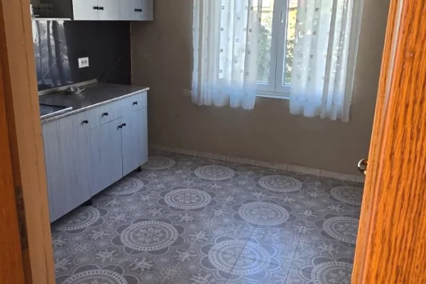 Shtepi ne shitje Apartament ne Tirane, 2+1, Mobilimi Bosh, pa mobiluar, Pagesa 158,000  Euro.