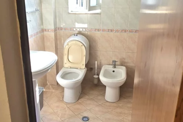 Shtepi ne shitje Apartament ne Tirane, 2+1, Mobilimi Bosh, pa mobiluar, Pagesa 158,000  Euro.