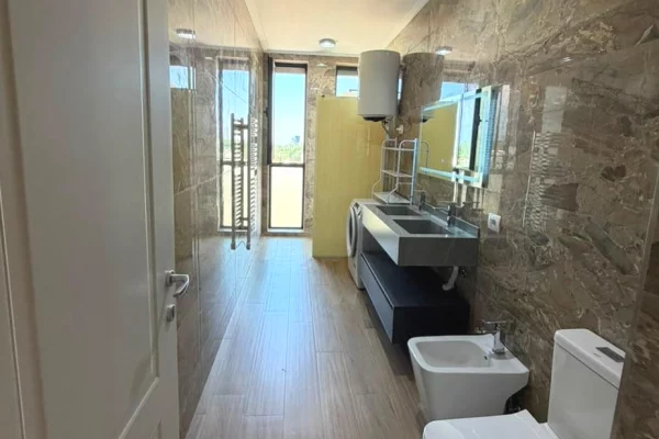 Shtepi ne shitje Apartament ne Tirane, 2+1, Mobilimi E mobiluar, Pagesa 305,000  Euro.