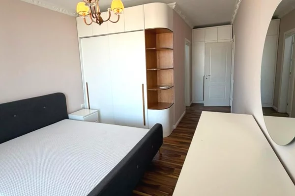 Shtepi ne shitje Apartament ne Tirane, 2+1, Mobilimi E mobiluar, Pagesa 305,000  Euro.