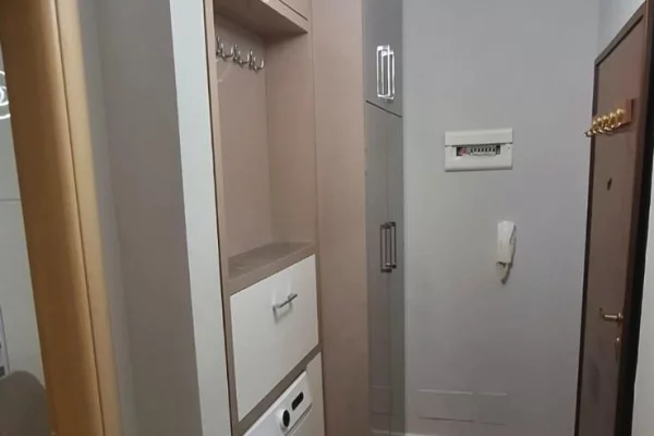 Shtepi ne shitje Apartament ne Tirane, 1+1, Mobilimi E mobiluar, Pagesa 136,000  Euro.
