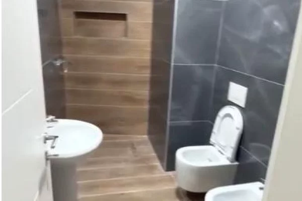 Shtepi ne shitje Apartament ne Tirane, 2+1, Mobilimi E mobiluar, Pagesa 150,000  Euro.