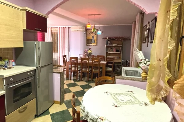 Shtepi ne shitje Shtepi Private ne Tirane, 3+1, Mobilimi E mobiluar, Pagesa 250,000  Euro.