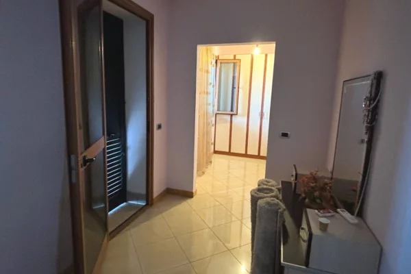 Shtepi ne shitje Shtepi Private ne Tirane, 3+1, Mobilimi E mobiluar, Pagesa 250,000  Euro.