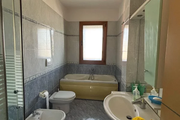 Shtepi ne shitje Shtepi Private ne Tirane, 3+1, Mobilimi E mobiluar, Pagesa 250,000  Euro.