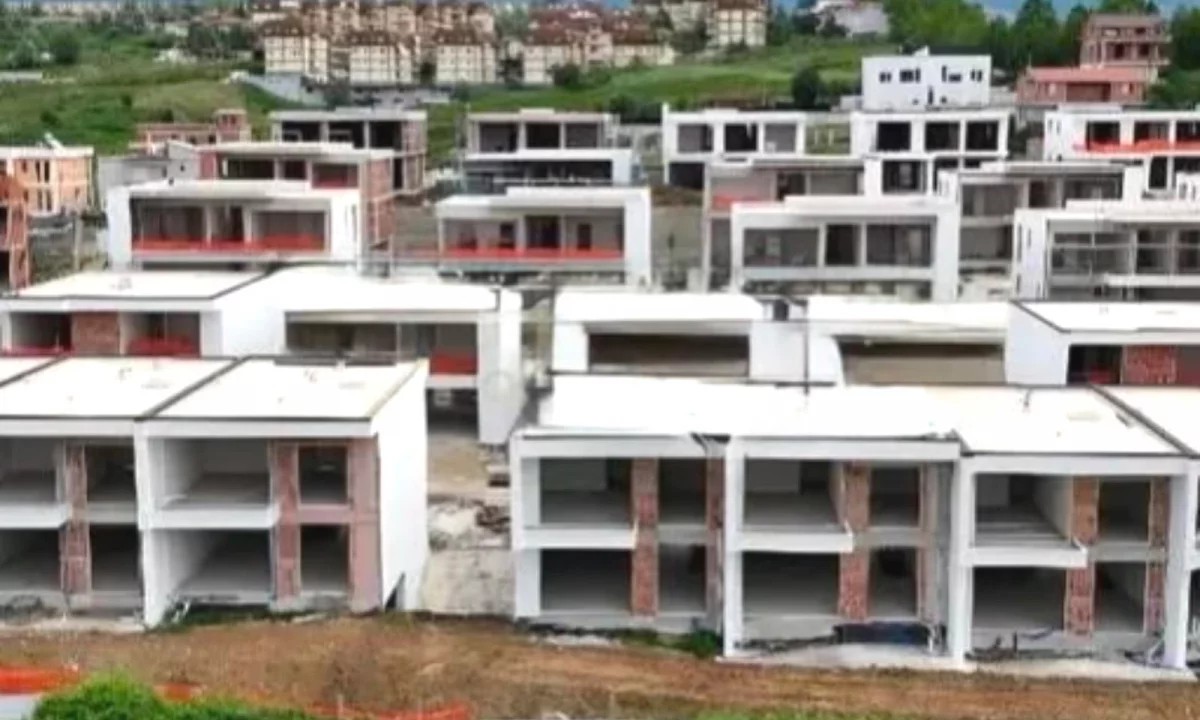 Shtepi ne shitje Vila Luksoze ne Tirane, 3+1, Mobilimi Bosh, pa mobiluar, Pagesa 600,000  Euro.