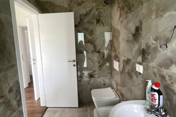 Shtepi ne shitje Apartament ne Tirane, 2+1, Mobilimi Pjeserisht e mobiluar, Pagesa 15,600,000  Leke.