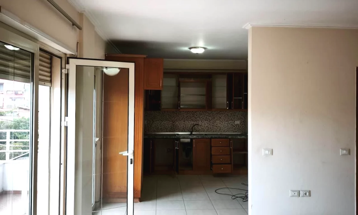 Shtepi me qera Apartament ne Tirane, 2+1, Mobilimi Pjeserisht e mobiluar, Pagesa 150,000  Euro.
