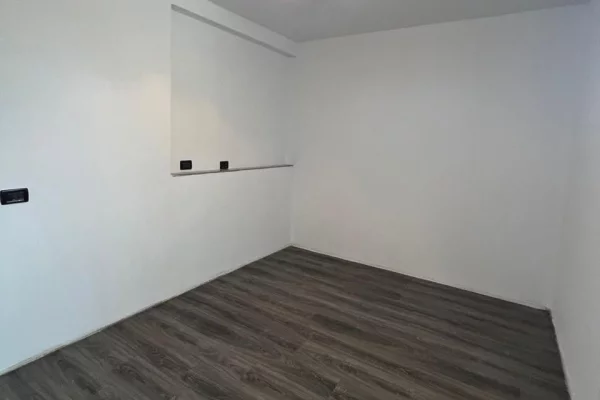 Shtepi ne shitje Apartament ne Tirane, 2+1, Mobilimi Pjeserisht e mobiluar, Pagesa 179,000  Euro.