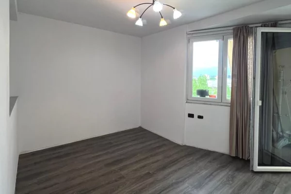 Shtepi ne shitje Apartament ne Tirane, 2+1, Mobilimi Pjeserisht e mobiluar, Pagesa 179,000  Euro.