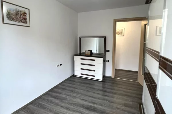 Shtepi ne shitje Apartament ne Tirane, 2+1, Mobilimi Pjeserisht e mobiluar, Pagesa 179,000  Euro.