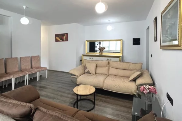 Shtepi ne shitje Apartament ne Tirane, 2+1, Mobilimi Pjeserisht e mobiluar, Pagesa 179,000  Euro.