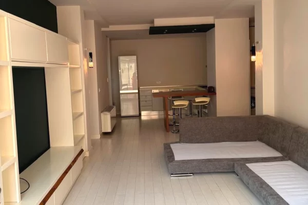 Shtepi me qera Apartament ne Tirane, 2+1, Mobilimi Pjeserisht e mobiluar, Pagesa 100,000  Leke.