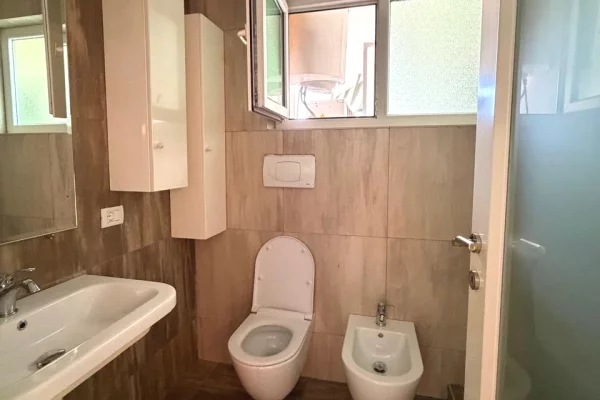 Shtepi me qera Apartament ne Tirane, 2+1, Mobilimi Pjeserisht e mobiluar, Pagesa 100,000  Leke.