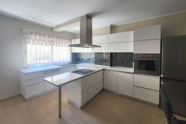 Shtepi me qera 2+1 ne Tirane - 80,000 Leke