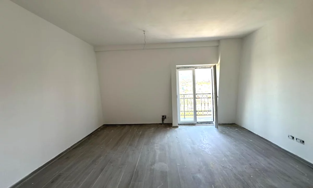 Shtepi ne shitje Apartament ne Tirane, Garsoniere, Mobilimi Bosh, pa mobiluar, Pagesa 92,400  Euro.