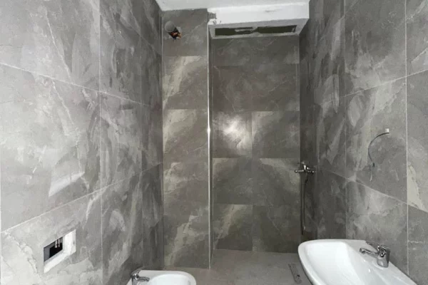 Shtepi ne shitje Apartament ne Tirane, Garsoniere, Mobilimi Bosh, pa mobiluar, Pagesa 92,400  Euro.