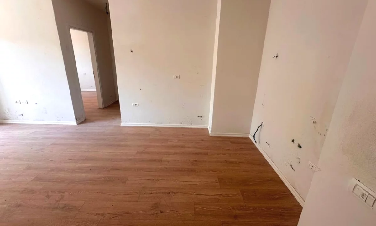 Shtepi ne shitje Apartament ne Tirane, 2+1, Mobilimi Bosh, pa mobiluar, Pagesa 150,000  Euro.