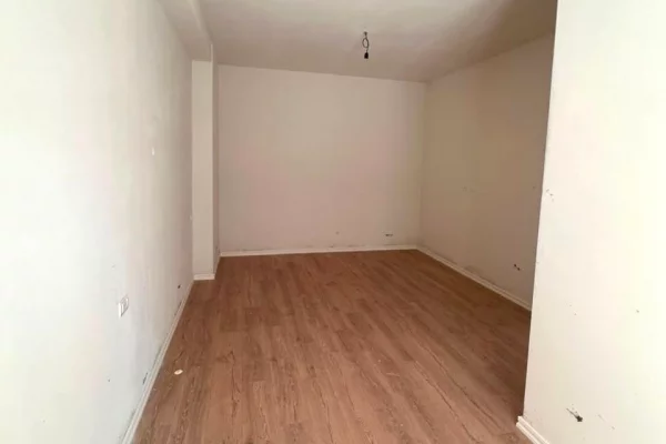 Shtepi ne shitje Apartament ne Tirane, 2+1, Mobilimi Bosh, pa mobiluar, Pagesa 150,000  Euro.
