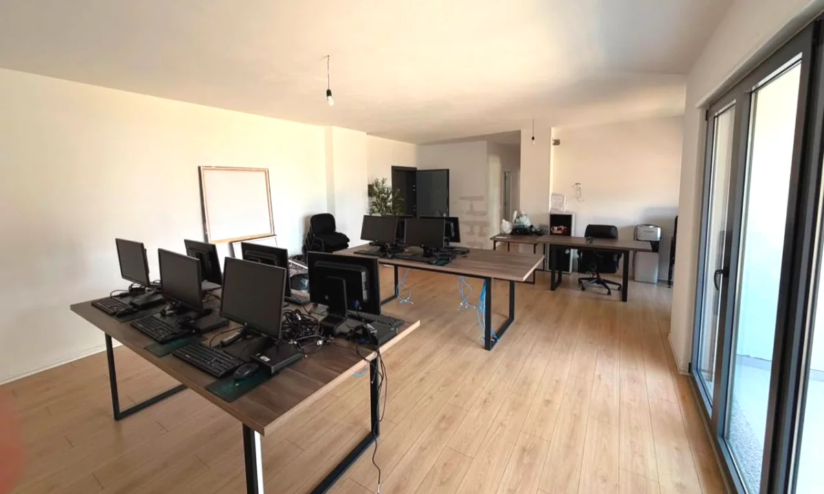 🏢✨ JEPET ME QIRA AMBIENT ZYRASH – KOMPLEKSI NDREGJONI, BULEVARDI I RI