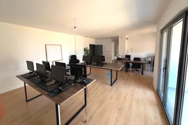 🏢✨ JEPET ME QIRA AMBIENT ZYRASH – KOMPLEKSI NDREGJONI, BULEVARDI I RI
