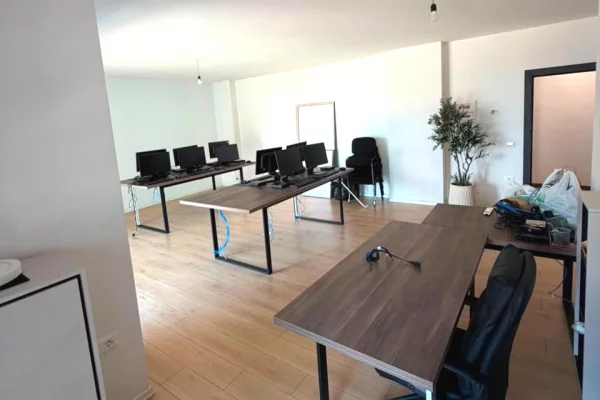 🏢✨ JEPET ME QIRA AMBIENT ZYRASH – KOMPLEKSI NDREGJONI, BULEVARDI I RI