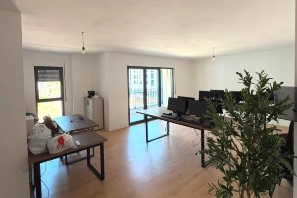 🏢✨ JEPET ME QIRA AMBIENT ZYRASH – KOMPLEKSI NDREGJONI, BULEVARDI I RI
