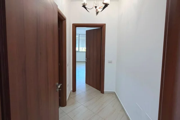 Shtepi ne shitje Apartament ne Tirane, 2+1, Mobilimi Bosh, pa mobiluar, Pagesa 270,000  Euro.