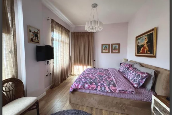 Shtepi me qera Vila Luksoze ne Tirane, 5+1, Mobilimi E mobiluar, Pagesa 3,500  Euro.