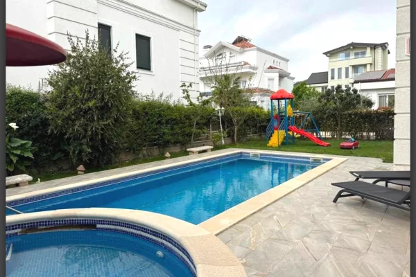 Shtepi me qera Vila Luksoze ne Tirane, 5+1, Mobilimi E mobiluar, Pagesa 3,500  Euro.
