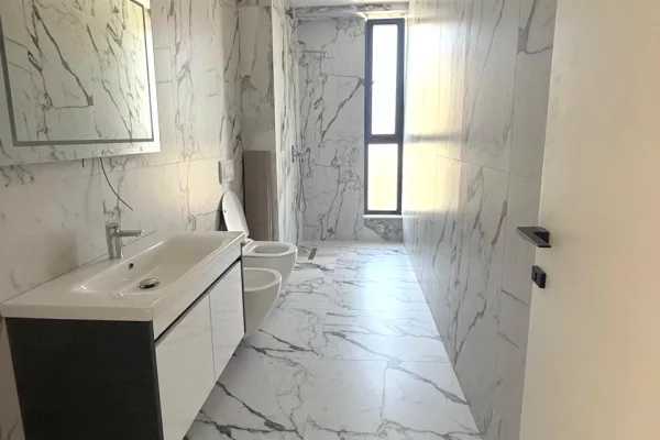 Shtepi ne shitje Apartament ne Tirane, 2+1, Mobilimi Bosh, pa mobiluar, Pagesa 245,000  Euro.