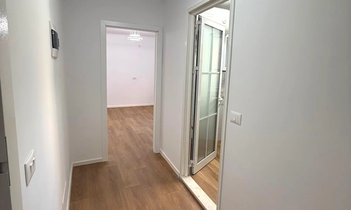 Shtepi ne shitje Apartament ne Tirane, 1+1, Mobilimi Bosh, pa mobiluar, Pagesa 118,000  Euro.