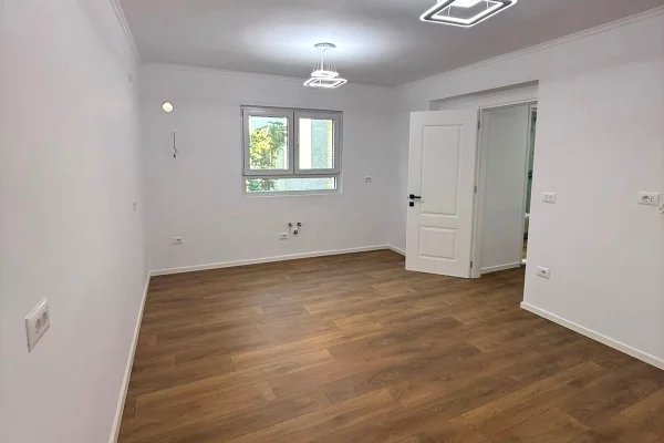 Shtepi ne shitje Apartament ne Tirane, 1+1, Mobilimi Bosh, pa mobiluar, Pagesa 118,000  Euro.