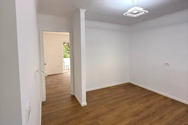 Shtepi ne shitje Apartament ne Tirane, 1+1, Mobilimi Bosh, pa mobiluar, Pagesa 118,000  Euro.