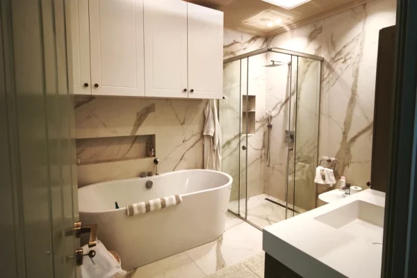 Shtepi me qera Apartament ne Tirane, 2+1, Mobilimi E mobiluar, Pagesa 1,800  Euro.