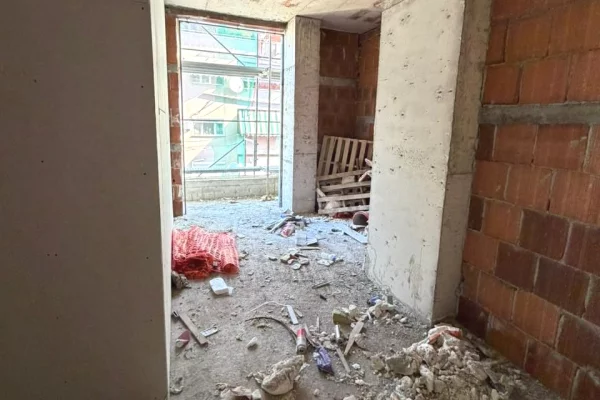 Shtepi ne shitje Apartament ne Tirane, 1+1, Mobilimi Bosh, pa mobiluar, Pagesa 304,100  Euro.