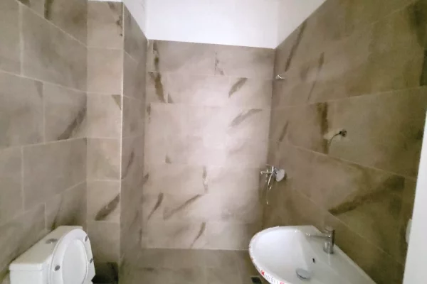 Shtepi ne shitje Apartament ne Tirane, 2+1, Mobilimi Bosh, pa mobiluar, Pagesa 142,600  Euro.