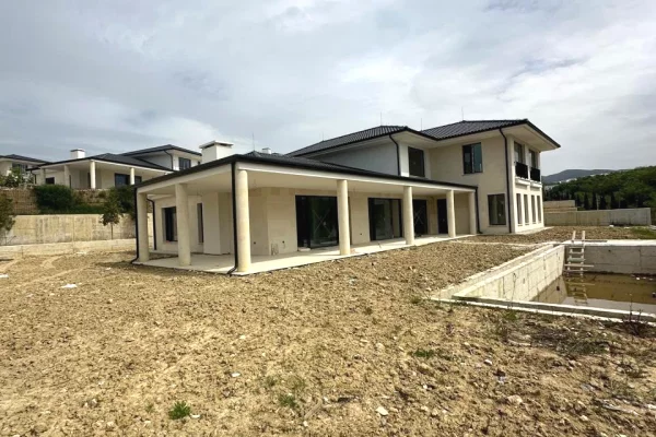Shtepi ne shitje Vila Luksoze ne Tirane, 5+1, Mobilimi Bosh, pa mobiluar, Pagesa 100,000,000  Leke.