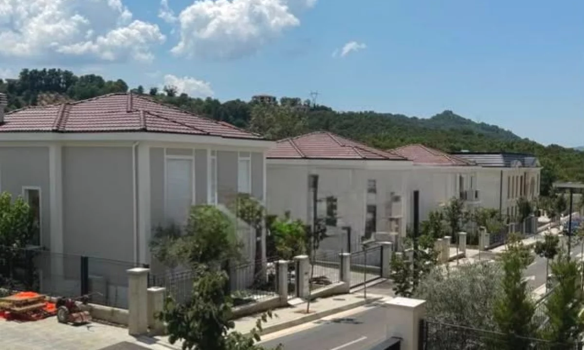 Shtepi me qera Vila Luksoze ne Tirane, 3+1, Mobilimi Bosh, pa mobiluar, Pagesa 5,000  Euro.