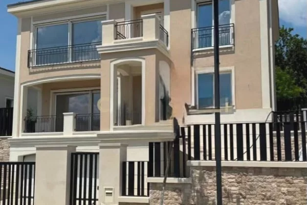 Shtepi me qera Vila Luksoze ne Tirane, 3+1, Mobilimi Bosh, pa mobiluar, Pagesa 5,000  Euro.