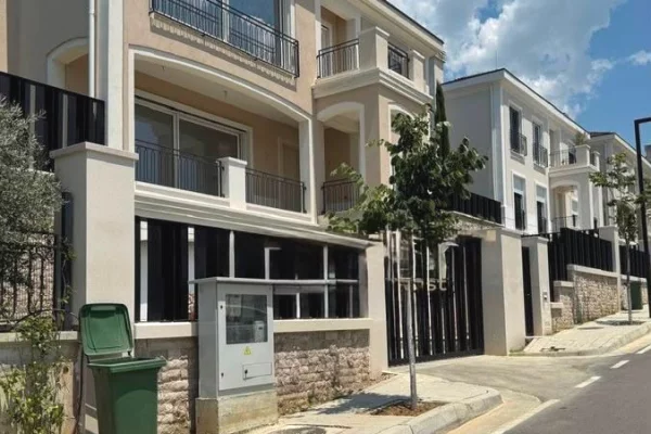 Shtepi me qera Vila Luksoze ne Tirane, 3+1, Mobilimi Bosh, pa mobiluar, Pagesa 5,000  Euro.