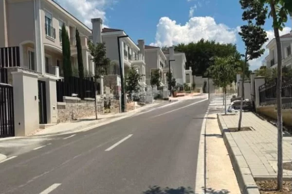 Shtepi me qera Vila Luksoze ne Tirane, 3+1, Mobilimi Bosh, pa mobiluar, Pagesa 5,000  Euro.