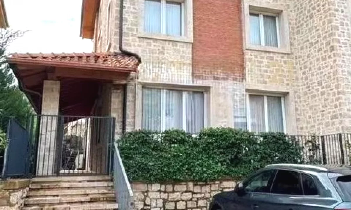 Shtepi ne shitje Vila Luksoze ne Tirane, 4+1, Mobilimi Bosh, pa mobiluar, Pagesa 1,000,000  Euro.