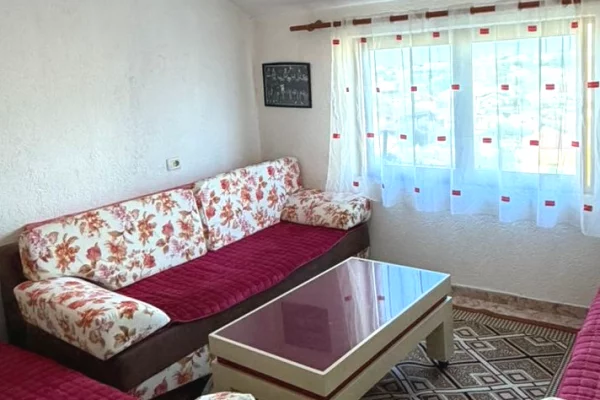Shtepi me qera Apartament ne Tirane, 3+1, Mobilimi E mobiluar, Pagesa 400  Euro.