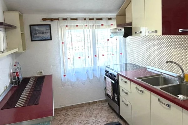 Shtepi me qera Apartament ne Tirane, 3+1, Mobilimi E mobiluar, Pagesa 400  Euro.