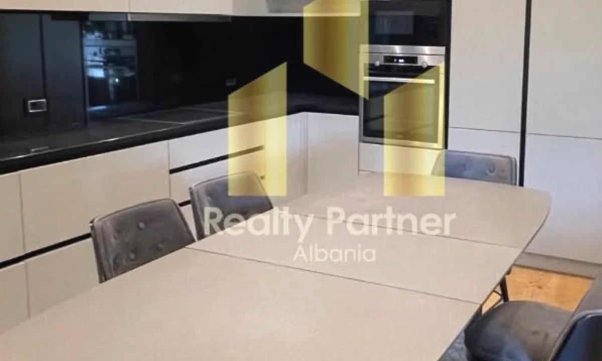 Shtepi ne shitje Apartament ne Tirane, 2+1, Mobilimi Pjeserisht e mobiluar, Pagesa 600,000  Euro.