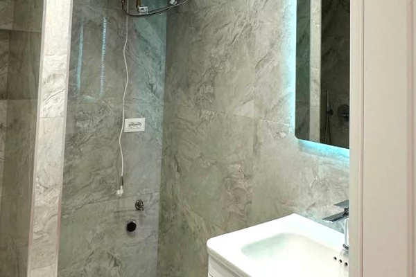 Shtepi ne shitje Apartament ne Tirane, 1+1, Mobilimi Pjeserisht e mobiluar, Pagesa 143,000  Euro.