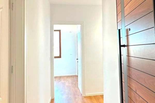 Shtepi ne shitje Apartament ne Tirane, 2+1, Mobilimi Pjeserisht e mobiluar, Pagesa 198,000  Euro.