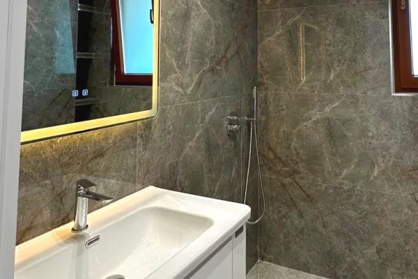 Shtepi ne shitje Apartament ne Tirane, 2+1, Mobilimi Pjeserisht e mobiluar, Pagesa 198,000  Euro.