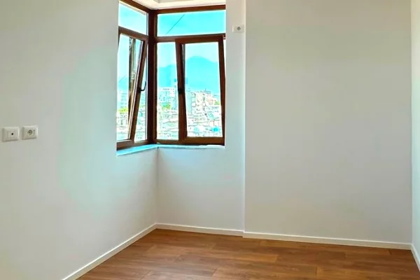 Shtepi ne shitje Apartament ne Tirane, 2+1, Mobilimi Pjeserisht e mobiluar, Pagesa 198,000  Euro.